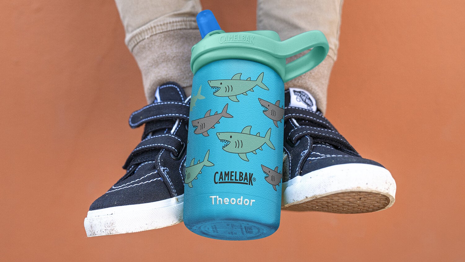 https://www.camelbak.se/pub_docs/files/camelbakkids3085_SchoolOfSharks.jpg